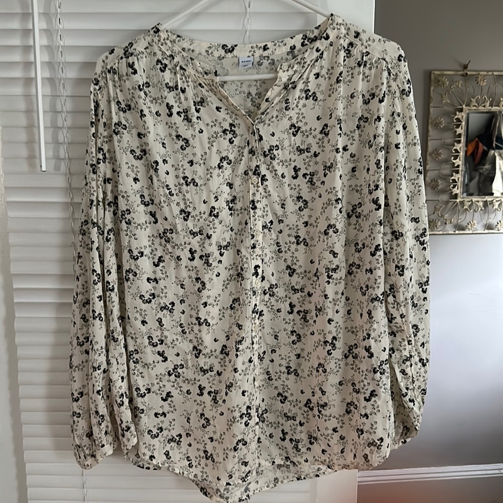 Old Navy sz small white blouse with dark grey flowers w/buttons. NWT
